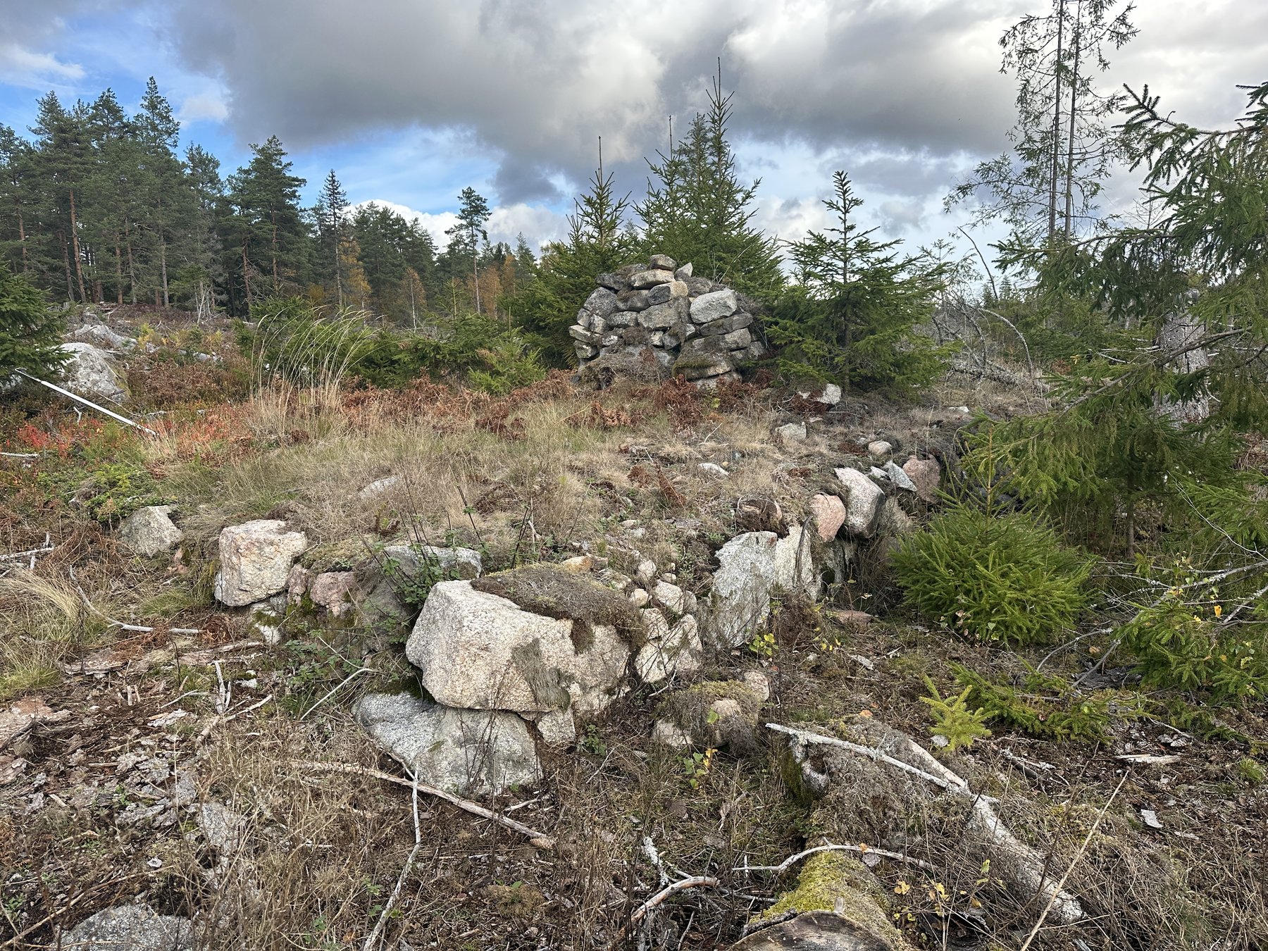 L:a Stavhällen, grund efter bostadshus