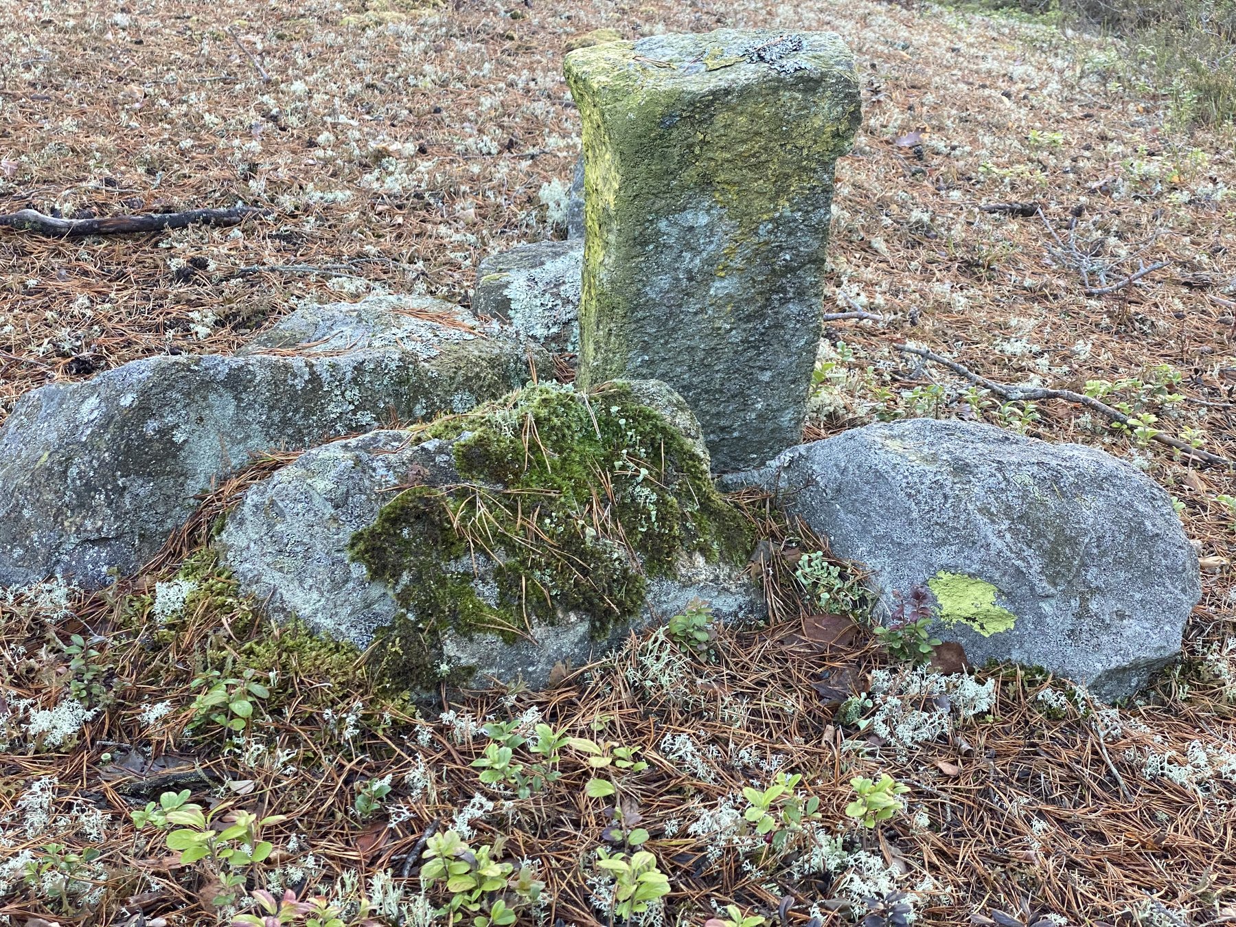 Gränsmärke längs kyrkstigen