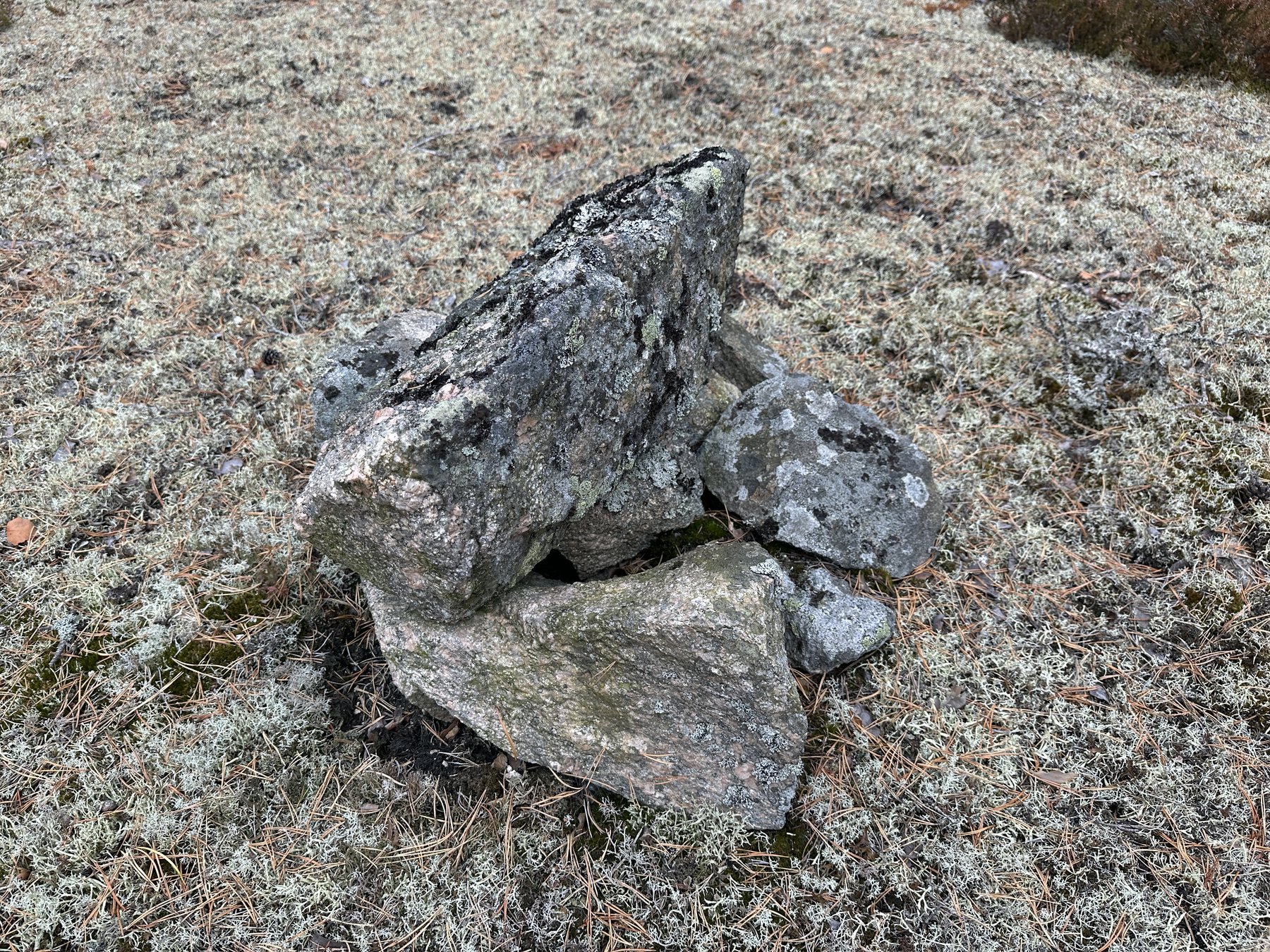 Ett av två mindre gränsmärken