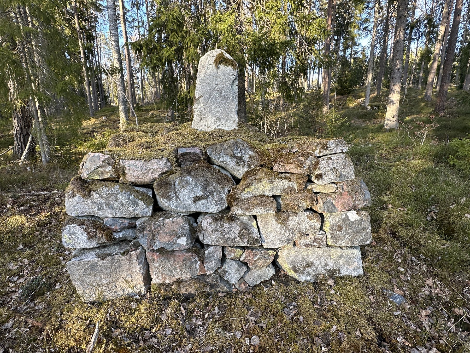 Milsten vid gamla Regnaholmsvägen